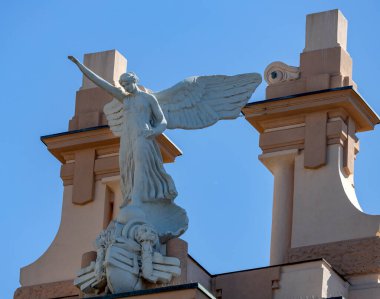 Faşist rejimin zafer meleği heykeli İtalya 'nın Cenova kentinin tarihi binasının tepesinde.