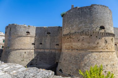İtalya 'nın Puglia eyaletinin Lecce ilindeki Otranto kasabasındaki Aragonese şatosu.