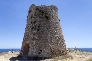 Minervino Kulesi, İtalya 'nın Puglia eyaletindeki Santa Cesarea Terme belediyesinde Salento' nun doğu kıyısından gelen tahkimat ve savunma manzarası