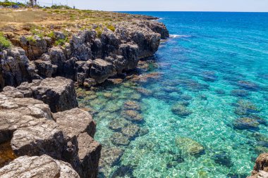 Posto Rosso 'nun deniz kenarı manzarası, İtalya' nın Salento, Puglia eyaletindeki Alliste Marina 'sı.