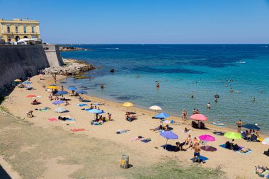 GALLIPOLI, İtalya, 16 Temmuz 2022 - Gelibolu plajı manzarası, Lecce, Puglia, İtalya
