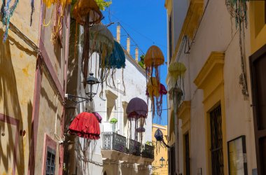 GALLIPOLI, ITALY, 16 HAZİRAN 2022 - İtalya 'nın Lecce ilindeki Gelibolu sahil kasabasının tarihi merkezinin manzarası