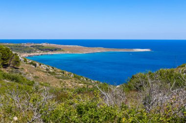 İtalya 'nın Puglia eyaletinin Lecce ilinin Otranto kasabası yakınlarındaki Orte Körfezi' nin panoramik manzarası
