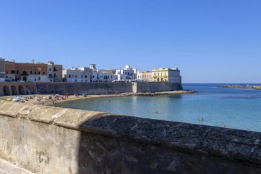 GALLIPOLI, ITALY, 16 HAZİRAN 2022 - İtalya 'nın Lecce ilindeki Gelibolu sahil kasabasının manzarası