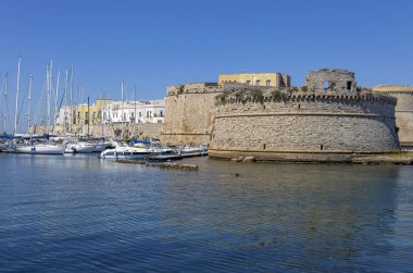 GALLIPOLI, ITALY, 16 Temmuz 2022 - İtalya 'nın Lecce ilinin Gelibolu kasabasındaki Gelibolu Kalesi' nin manzarası