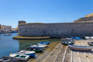 GALLIPOLI, ITALY, 16 Temmuz 2022 - İtalya 'nın Lecce ilinin Gelibolu kasabasındaki Gelibolu Kalesi' nin manzarası