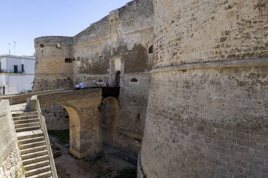 OTRANTO, İtalya, 13 Temmuz 2022 - Otranto kasabasındaki Aragonese kalesi, Lecce, Puglia, İtalya