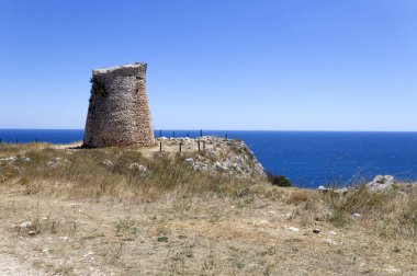 Minervino Kulesi, İtalya 'nın Puglia eyaletindeki Santa Cesarea Terme belediyesinde Salento' nun doğu kıyısından gelen tahkimat ve savunma manzarası