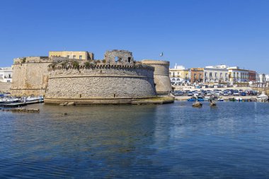 GALLIPOLI, ITALY, 16 Temmuz 2022 - Gelibolu kalesinin manzarası, Lecce, Puglia, İtalya