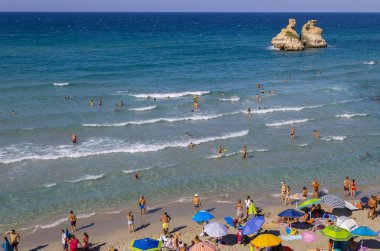 TORRE DELL 'ORSO, İTALYA, 14 Temmuz 2022 - Torre dell' Orso, İtalya 'nın Puglia eyaletindeki iki kız kardeşin plajının manzarası