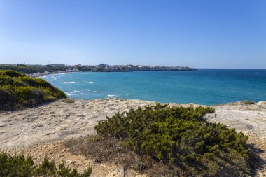 İtalya 'nın Puglia, Lecce ilindeki Torre dell' Orso sahil köyü manzaralı.