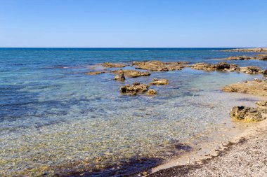 Salve sahilinin güzel berrak suları, İtalya 'nın Lecce ilinde Salento bölgesinde 