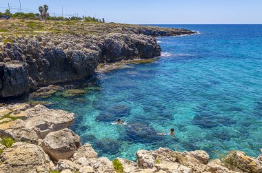 POSTO ROSSO, İtalya, 15 Temmuz 2022 - Posto Rosso 'nun deniz kıyısındaki suları, Salento, İtalya' nın Puglia eyaletindeki Marina of Alliste