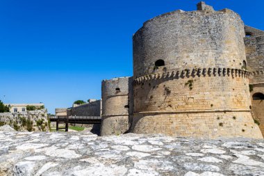 İtalya 'nın Puglia eyaletinin Lecce ilindeki Otranto kasabasındaki Aragonese şatosu.