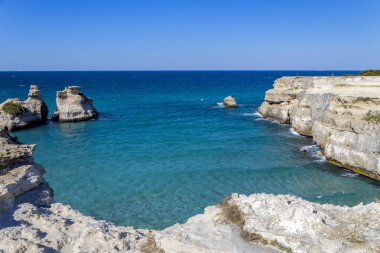 Melendugno 'daki Sant' Andrea 'nın tepeleri ve yığınları, Salento bölgesi, Lecce ili, Puglia, İtalya