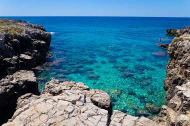 POSTO ROSSO, İtalya, 15 Temmuz 2022 - Posto Rosso 'nun deniz kıyısındaki suları, Salento, İtalya' nın Puglia eyaletindeki Marina of Alliste