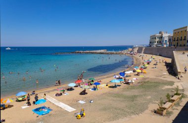 GALLIPOLI, İtalya, 16 Temmuz 2022 - Gelibolu plajı manzarası, Lecce, Puglia, İtalya