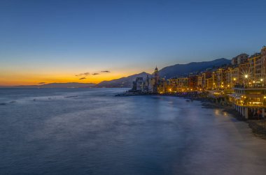 CAMOGLI, ITALY, AĞUSTOS 6, 2023 - İtalya 'nın Cenova ilinin başkenti Ceneviz' de bulunan Camogli 'nin ligurya kıyısı köyünün manzarası