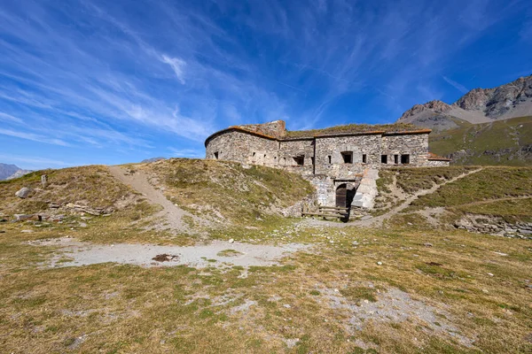 Mont-Cenis Gölü 'ndeki Ronce Kalesi' nin İtalyan Val di Susa ile Fransız Maurienne Vadisi arasındaki görüntüsü.