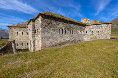Mont-Cenis Gölü 'ndeki Ronce Kalesi' nin İtalyan Val di Susa ile Fransız Maurienne Vadisi arasındaki görüntüsü.