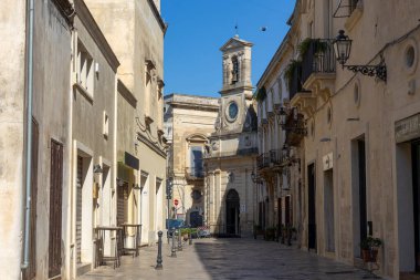GALATINA, ITALY, 16 Temmuz 2022 - İtalya 'nın Puglia eyaletinin orta kesimindeki Galatina kasabasındaki antik saat kulesinin görüntüsü