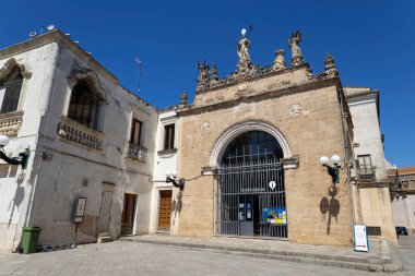 NARDO, ITALY, 17 HAZİRAN 2022 - Lekesiz koltuğun manzarası, kamu koltuğu, şu anda turizm ofisi Nardo 'nun evi, Lecce, Puglia, İtalya