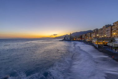 CAMOGLI, ITALY, AĞUSTOS 6, 2023 - İtalya 'nın Cenova ilinin başkenti Ceneviz' de bulunan Camogli 'nin ligurya kıyısı köyünün manzarası
