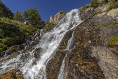 İtalya 'nın Piedmont, Cuneo ilindeki Vinadio belediyesine bağlı Pisciai şelalesi manzarası.