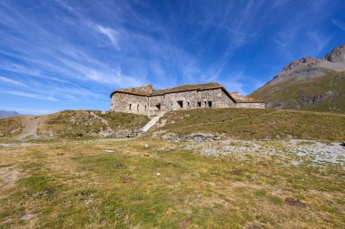 Mont-Cenis Gölü 'ndeki Ronce Kalesi' nin İtalyan Val di Susa ile Fransız Maurienne Vadisi arasındaki görüntüsü.