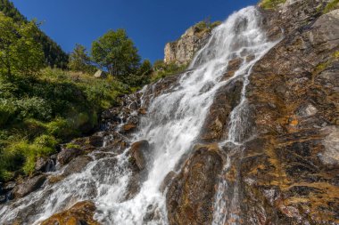İtalya 'nın Piedmont, Cuneo ilindeki Vinadio belediyesine bağlı Pisciai şelalesi manzarası.