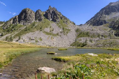 Deniz Alpleri 'ndeki Ischiator gölünün aşağısındaki Vinadio belediyesi, Cuneo ili, 2094 yüksekliği, Piedmont, İtalya