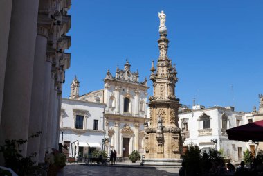NARDO 'NULY, ITALY, 17 Temmuz 2022 - İtalya' nın orta kesimindeki Lecce ilinde Saint Tryphon (San Trifone) ve the Spire of the Immaculate Kilisesi manzarası