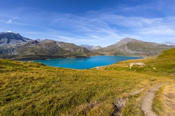 Mont-Cenis gölü yakınlarındaki panoramik manzara İtalyan Val di Susa ile Fransız Maurienne vadisi, Fransa arasında.