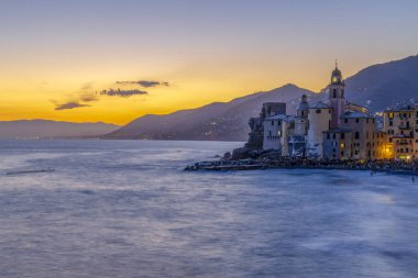 CAMOGLI, ITALY, AĞUSTOS 6, 2023 - İtalya 'nın Cenova ilinin başkenti Ceneviz' de bulunan Camogli 'nin ligurya kıyısı köyünün manzarası