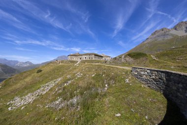 Mont-Cenis Gölü 'ndeki Ronce Kalesi' nin İtalyan Val di Susa ile Fransız Maurienne Vadisi arasındaki görüntüsü.