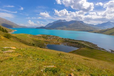 Mont-Cenis gölü yakınlarındaki panoramik manzara İtalyan Val di Susa ile Fransız Maurienne vadisi, Fransa arasında.