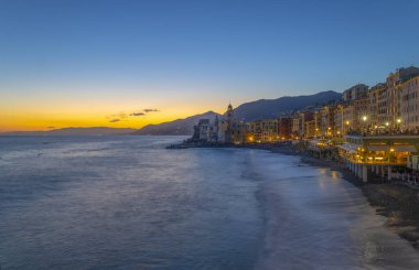 CAMOGLI, ITALY, AĞUSTOS 6, 2023 - İtalya 'nın Cenova ilinin başkenti Ceneviz' de bulunan Camogli 'nin ligurya kıyısı köyünün manzarası