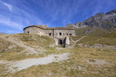 Mont-Cenis Gölü 'ndeki Ronce Kalesi' nin İtalyan Val di Susa ile Fransız Maurienne Vadisi arasındaki görüntüsü.