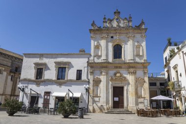 NARDO 'NULY, ITALY, 17 Temmuz 2022 - İtalya' nın orta kesimindeki Lecce ilinde Saint Tryphon (San Trifone) ve the Spire of the Immaculate Kilisesi manzarası