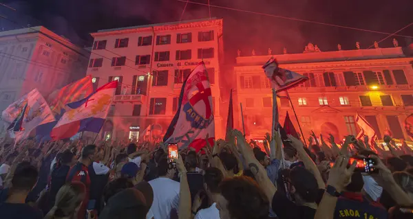 ジェノヴァ イタリア イタリア ジェノヴァ September 2023 ジェノヴァのサッカーチームのファンは チームの誕生日を祝う市内中心部の通りを通ってパレードします — ストック写真