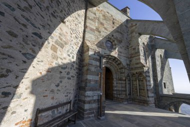 Sant 'Ambrogio di Torino' daki San Michele (Aziz Michael Manastırı) Sacra 'nın girişi, Torin, Piedmont, İtalya