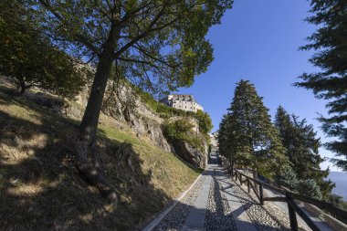 Sant 'Ambrogio di Torino' daki San Michele (Aziz Michael Manastırı) Sacra 'ya giriş yolu, Torin, Piedmont, İtalya