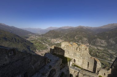 San Michele Sacra harabelerine ve İtalya 'nın Turin, Piedmont eyaletindeki Susa Vadisi' nin muhteşem manzarasına bakın.,