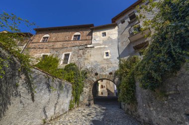 İtalya 'nın orta kesimindeki Torino, Piedmont ilindeki Avigliana kentindeki portikoların görüntüsü