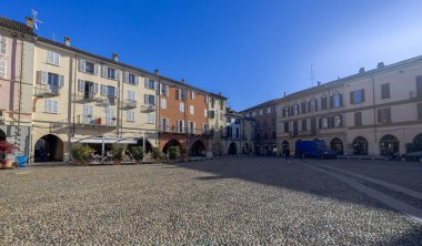 VERCELLI, İTALYA 25 Kasım 2023 - İtalya 'nın Vercelli kentindeki Cavour Meydanı manzarası