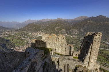 San Michele Sacra harabelerine ve İtalya 'nın Turin, Piedmont eyaletindeki Susa Vadisi' nin muhteşem manzarasına bakın.,