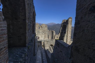 San Michele Sacra harabelerine ve İtalya 'nın Turin, Piedmont eyaletindeki Susa Vadisi' nin muhteşem manzarasına bakın.,