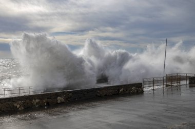 İtalya 'nın Genova limanında dalgalar dalgalanan dalgalı deniz.