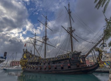 GENOA, İTALYA, OKTOBER 14, 2023 - Neptün gemisi, önemli turistik ilgi merkezi, İtalya 'nın Cenova limanına demirlemiştir.