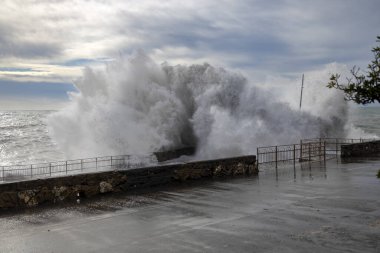 İtalya 'nın Genova limanında dalgalar dalgalanan dalgalı deniz.